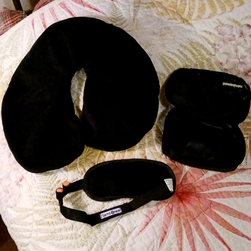 Travel Comfort Set - neck pillow, eye cozy & ear plugs